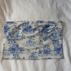 Edikted Blue and White Patterned Fabric